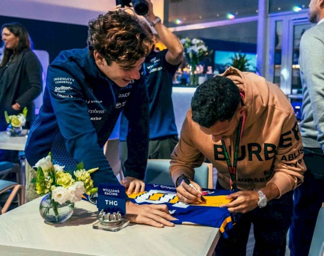 carlos-tevez-visito-a-franco-colapinto-en-el-paddock-y-le-regalo-una-camiseta-de-boca-autografiada