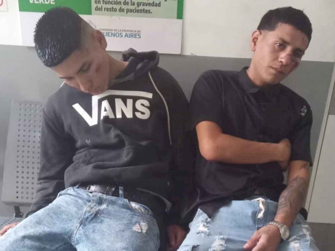 feroz-golpiza.-un-grupo-de-taxistas-redujo-y-entrego-a-la-policia-a-dos-jovenes-que-habian-roto-los-vidrios-de-un-auto