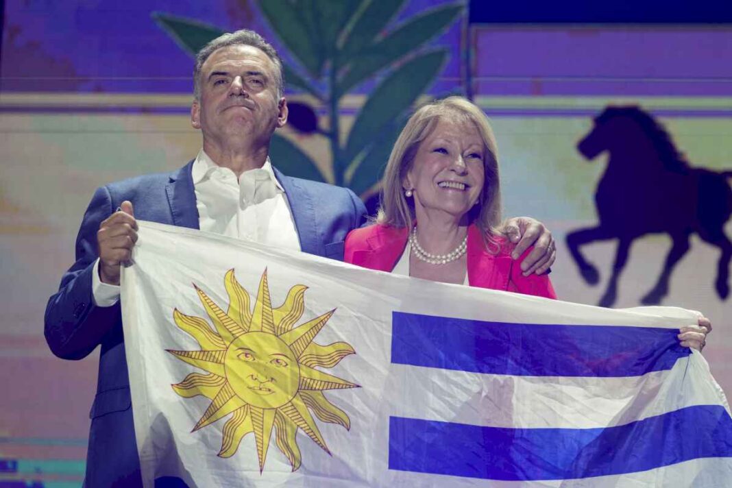 yamandu-orsi-gano-el-balotaje-frente-al-candidato-de-lacalle-pou:-la-izquierda-volvera-al-poder-en-uruguay