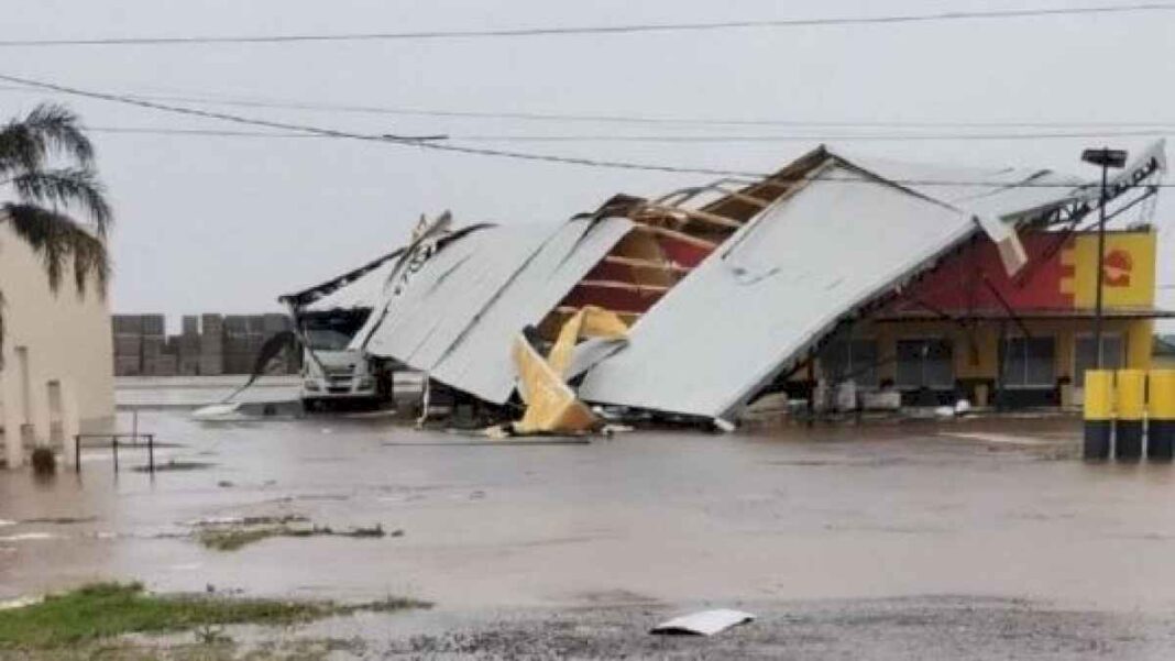 «cola-de-tornado»-en-ordonez:-voladuras-de-techos-y-caida-de-arboles-por-el-fuerte-temporal